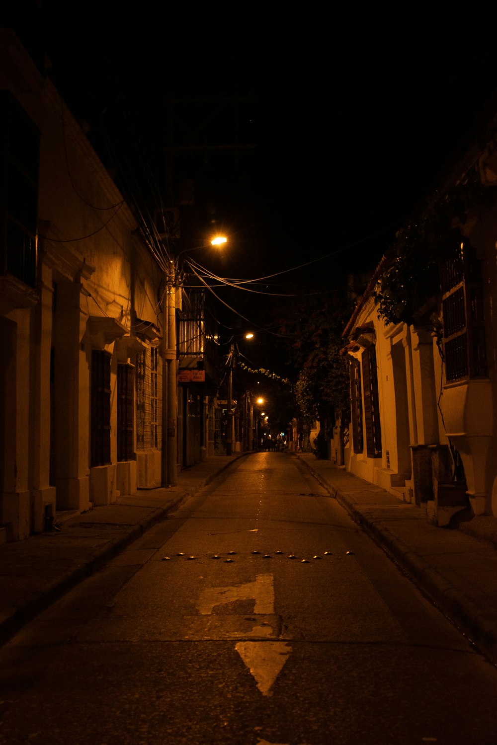 Una strada vuota di notte senza auto su di essa