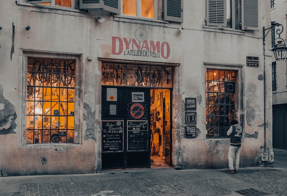 a man is standing outside of a restaurant