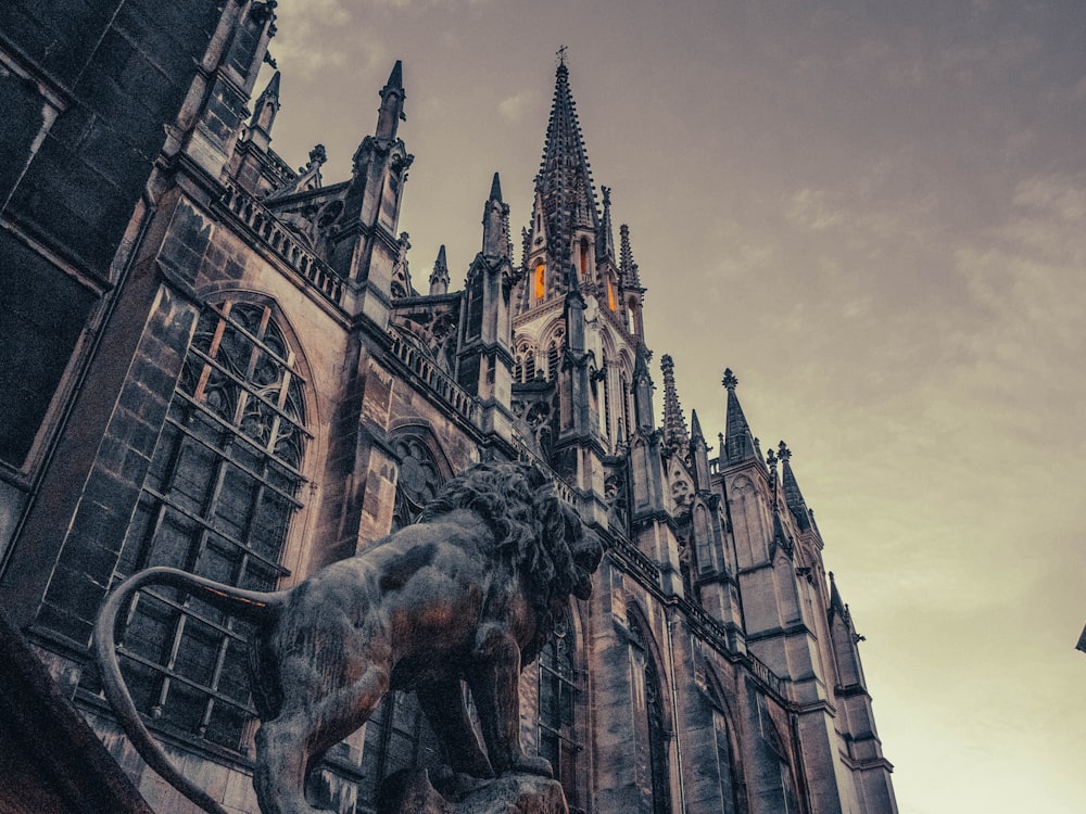 a statue of a lion in front of a building