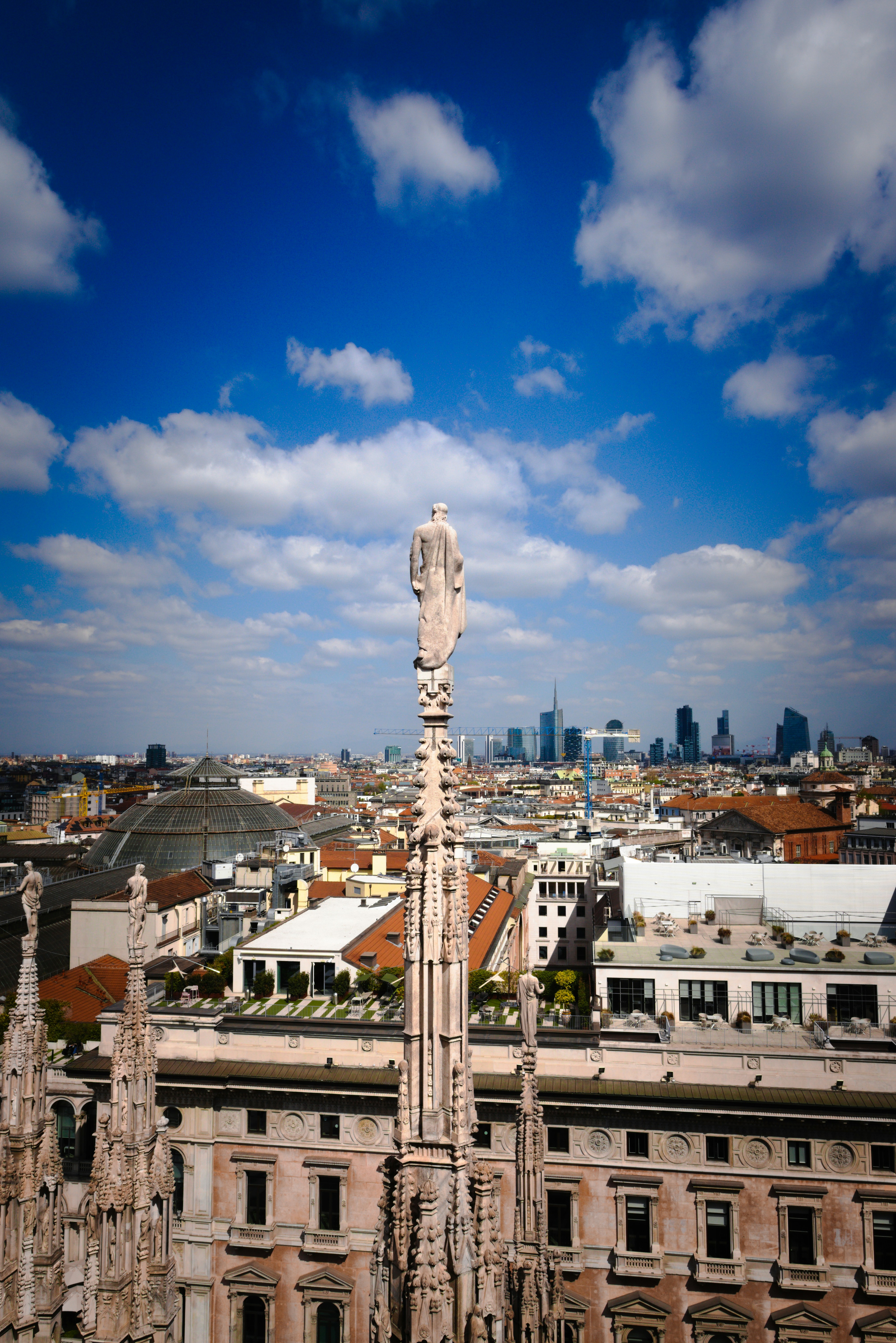 Ein hoher Glockenturm, der über einer Stadt thront