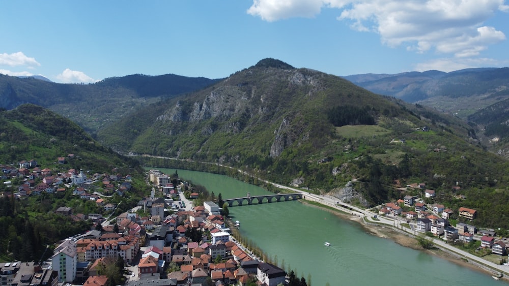 Ein Fluss, der durch ein üppiges grünes Tal fließt