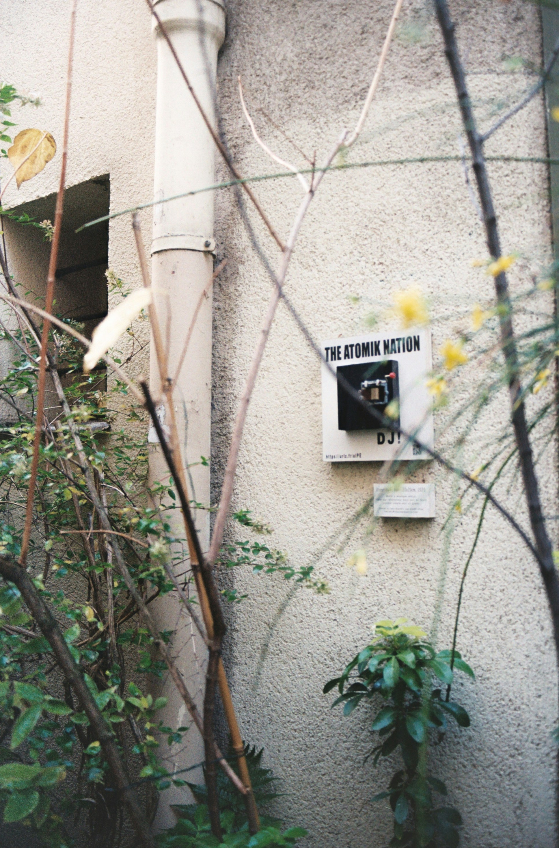 Sign with camera and text on wall
