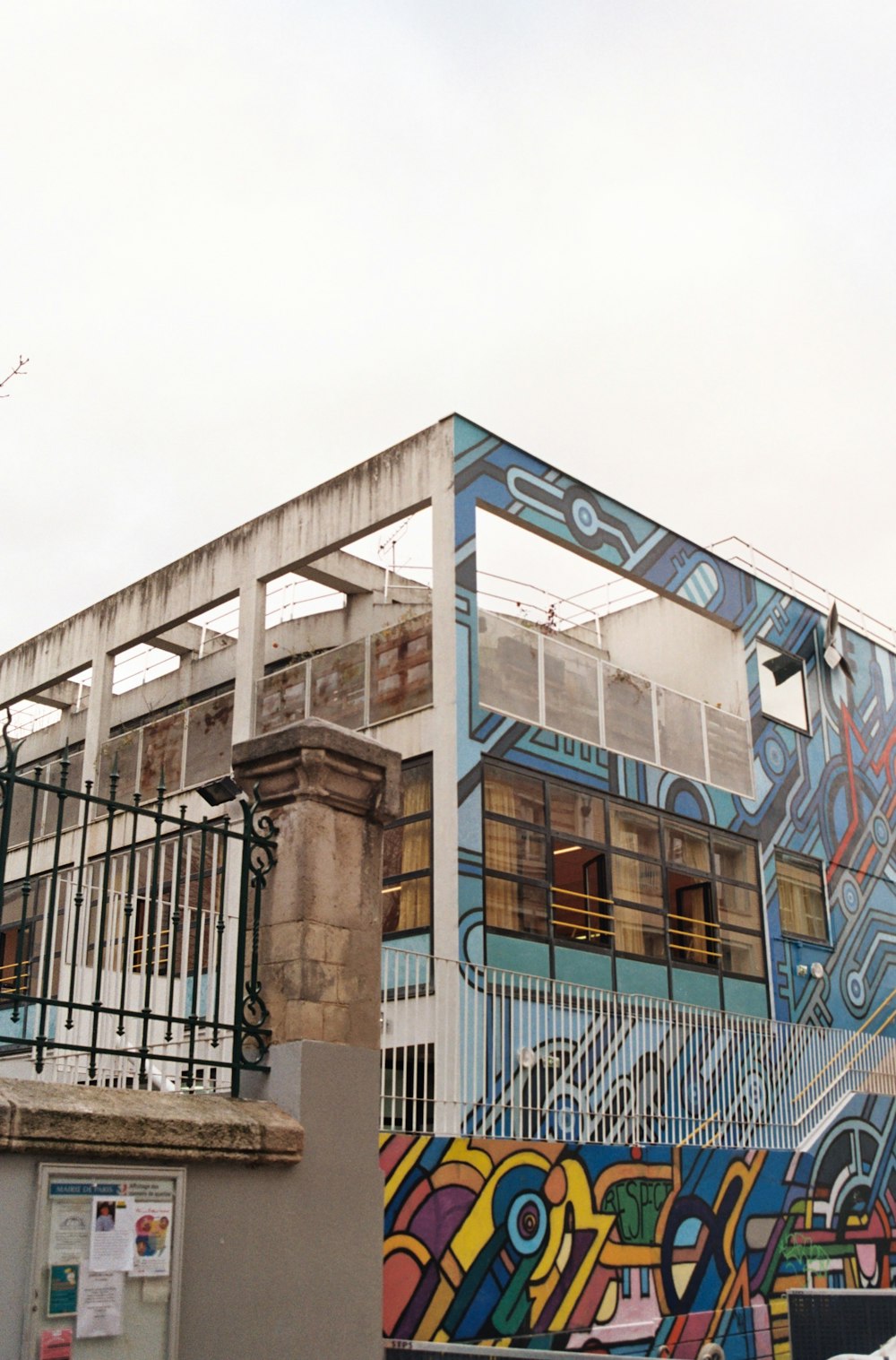 un edificio con molti graffiti sul lato di esso