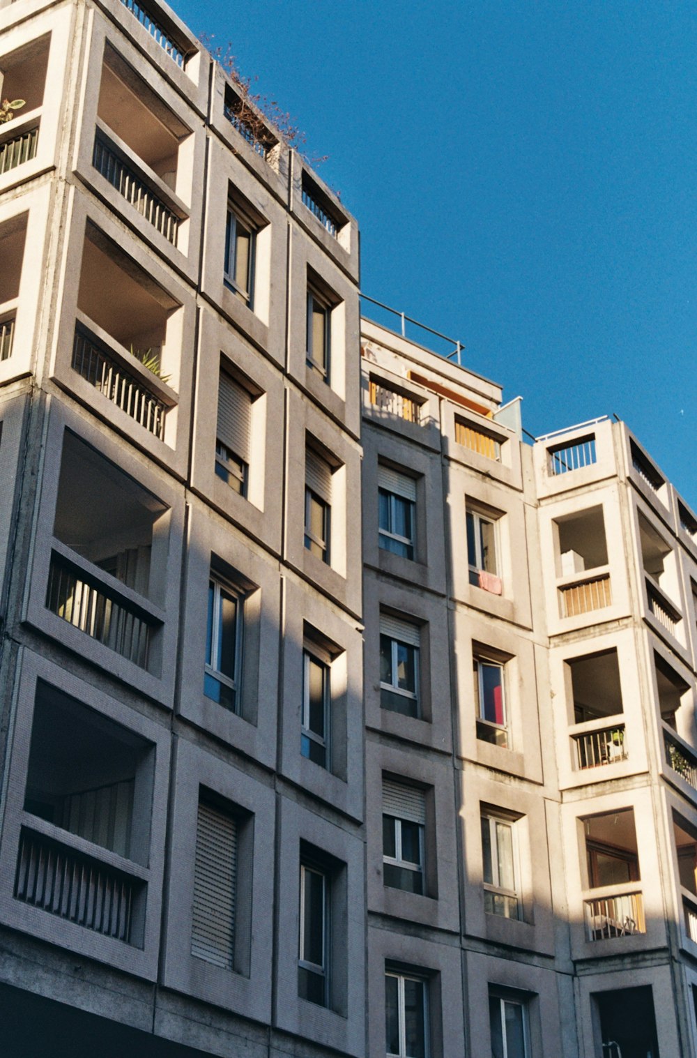 un edificio alto con balconi e balconi su di esso