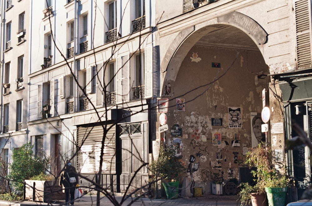 un edificio con un mucchio di segni sul lato di esso