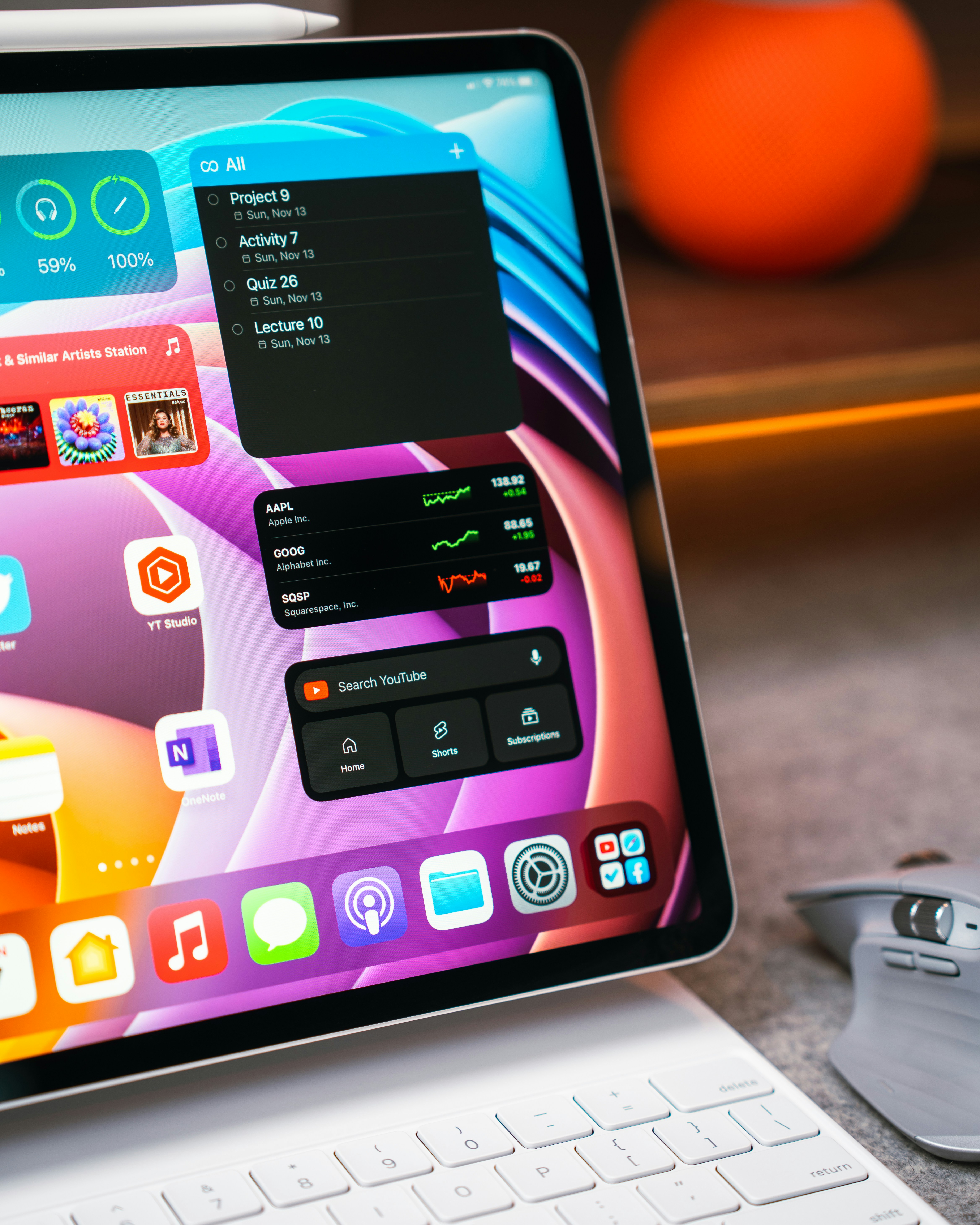 Ein Tablet-Computer, der auf einem Schreibtisch neben einer Tastatur sitzt