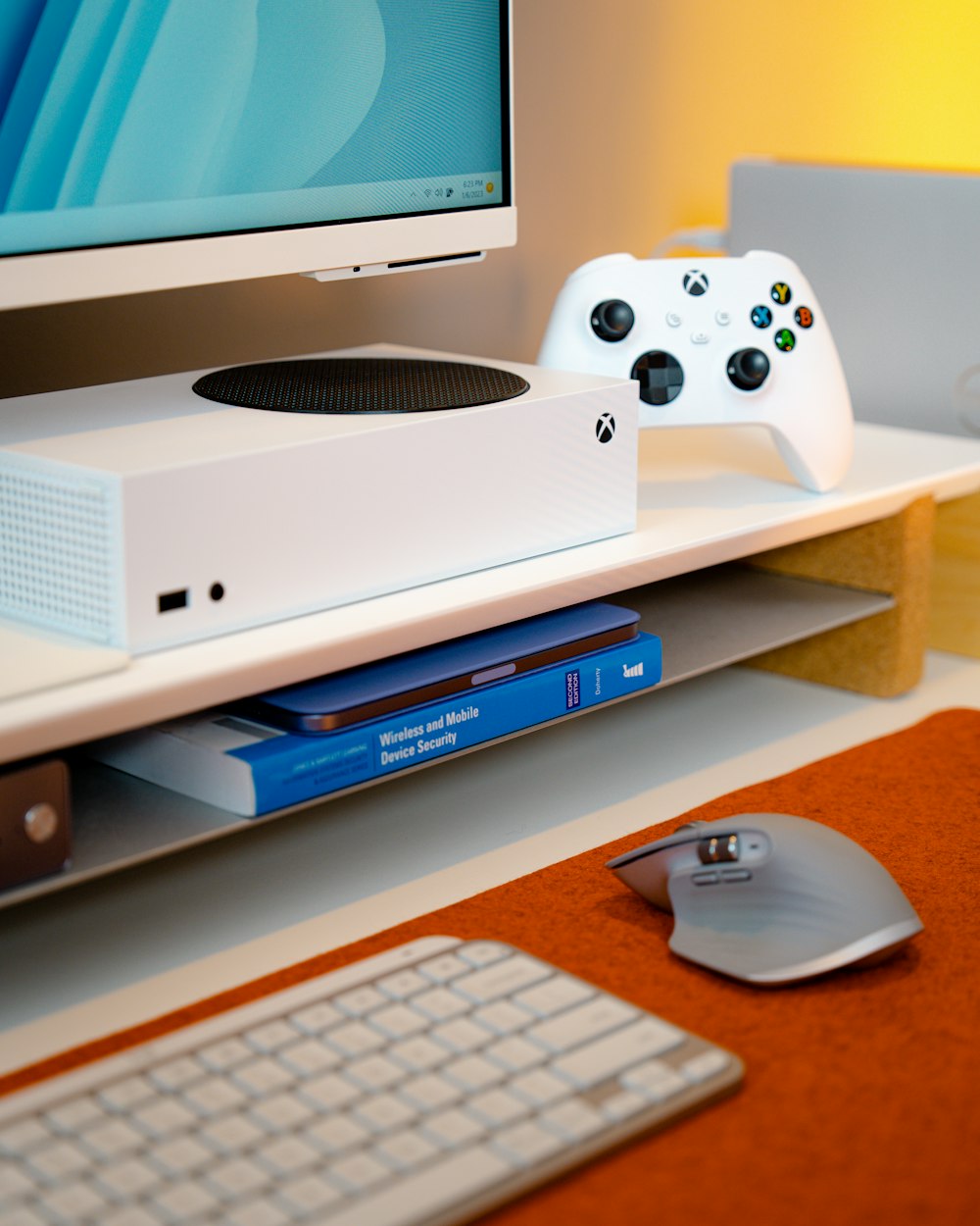 책상 위에 앉아 있는 비디오 게임 콘솔