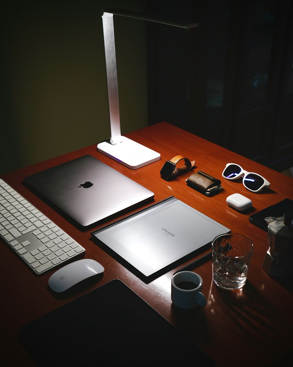 ein hölzerner Schreibtisch mit einem Laptop neben einer Tastatur
