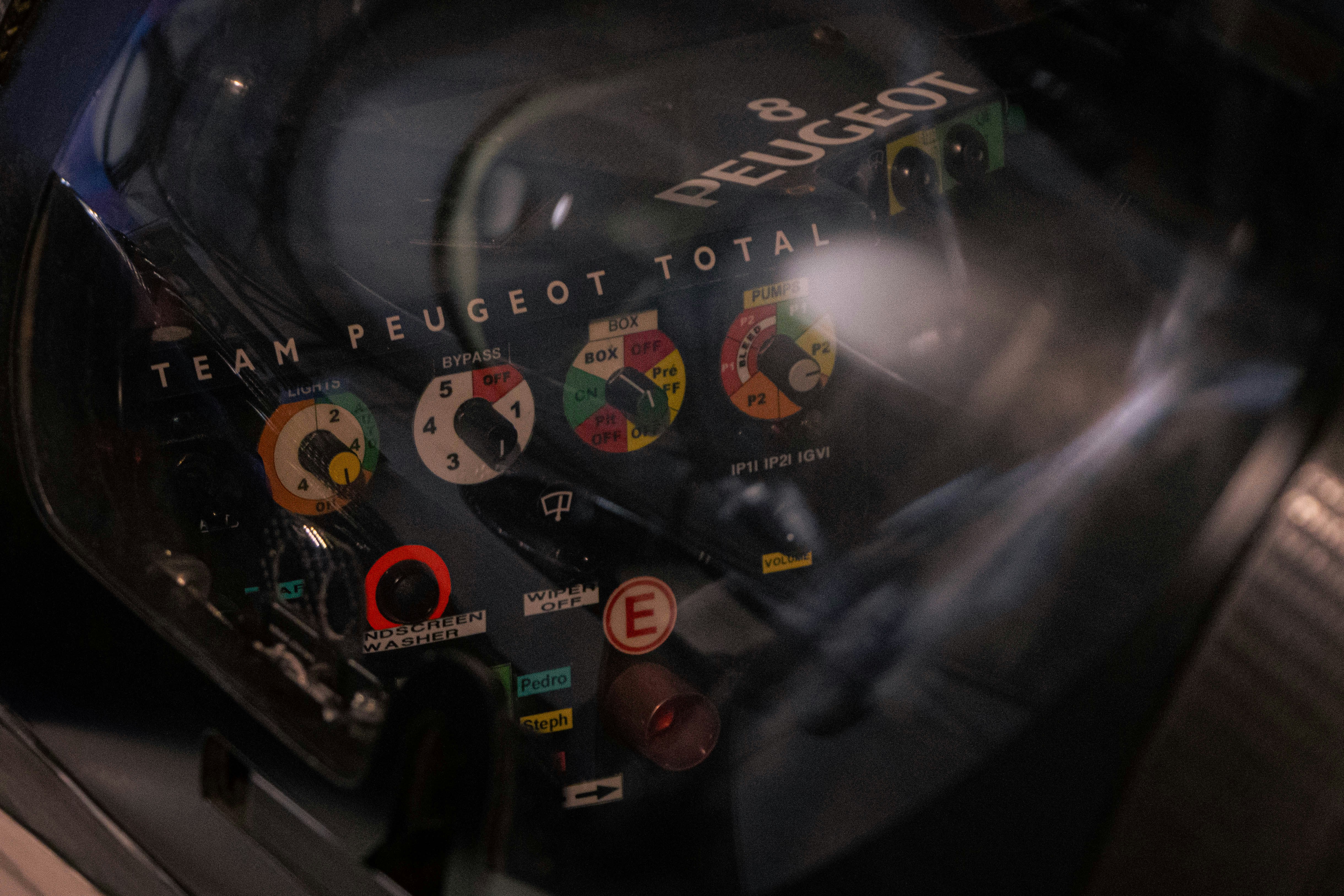 Detalle total del salpicadero del coche de carreras del equipo Peugeot
