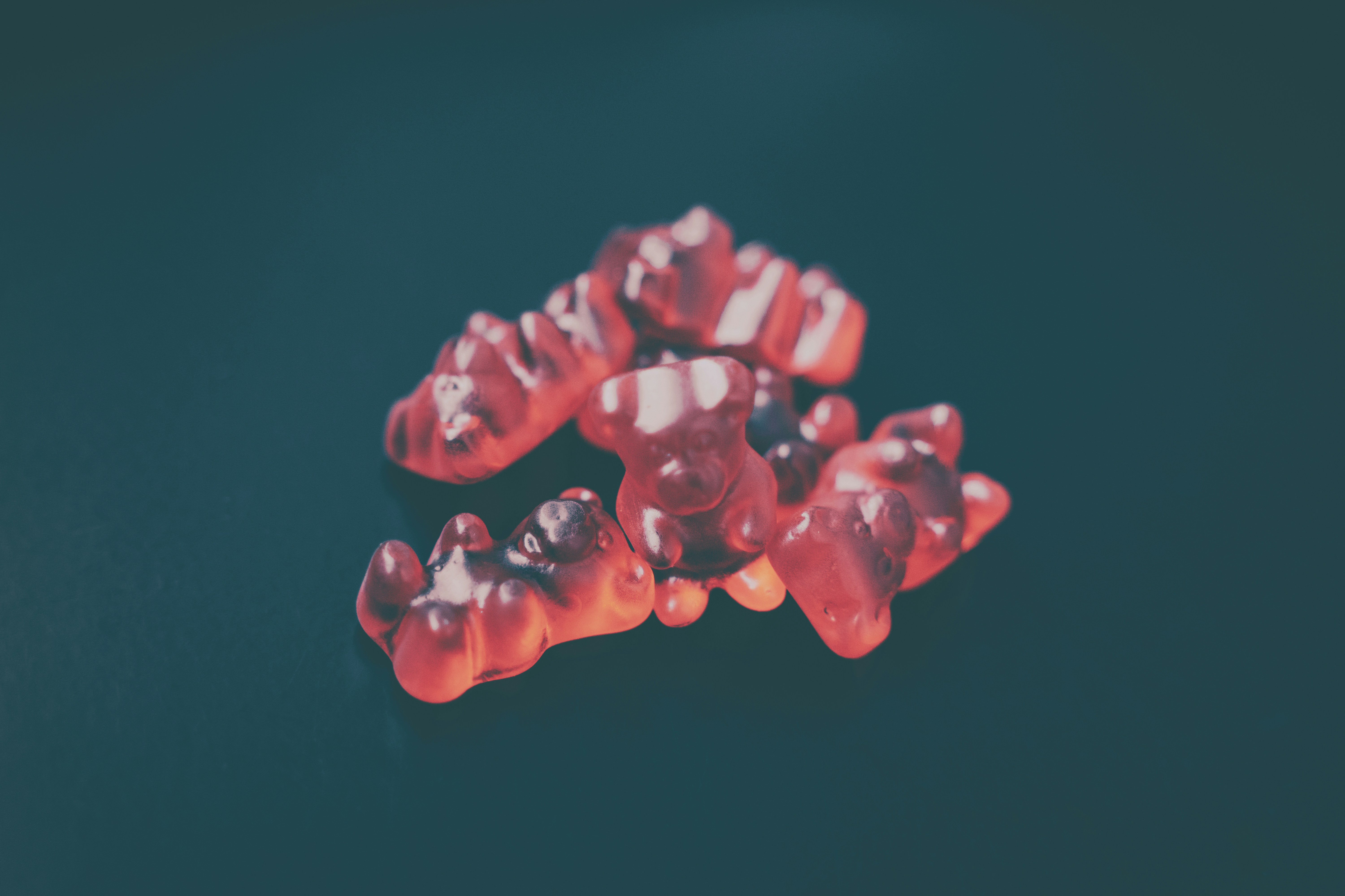 Un groupe d’ours en gélatine assis sur une table