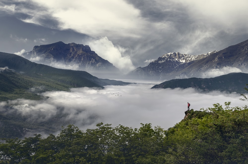 Una persona parada en la cima de una montaña