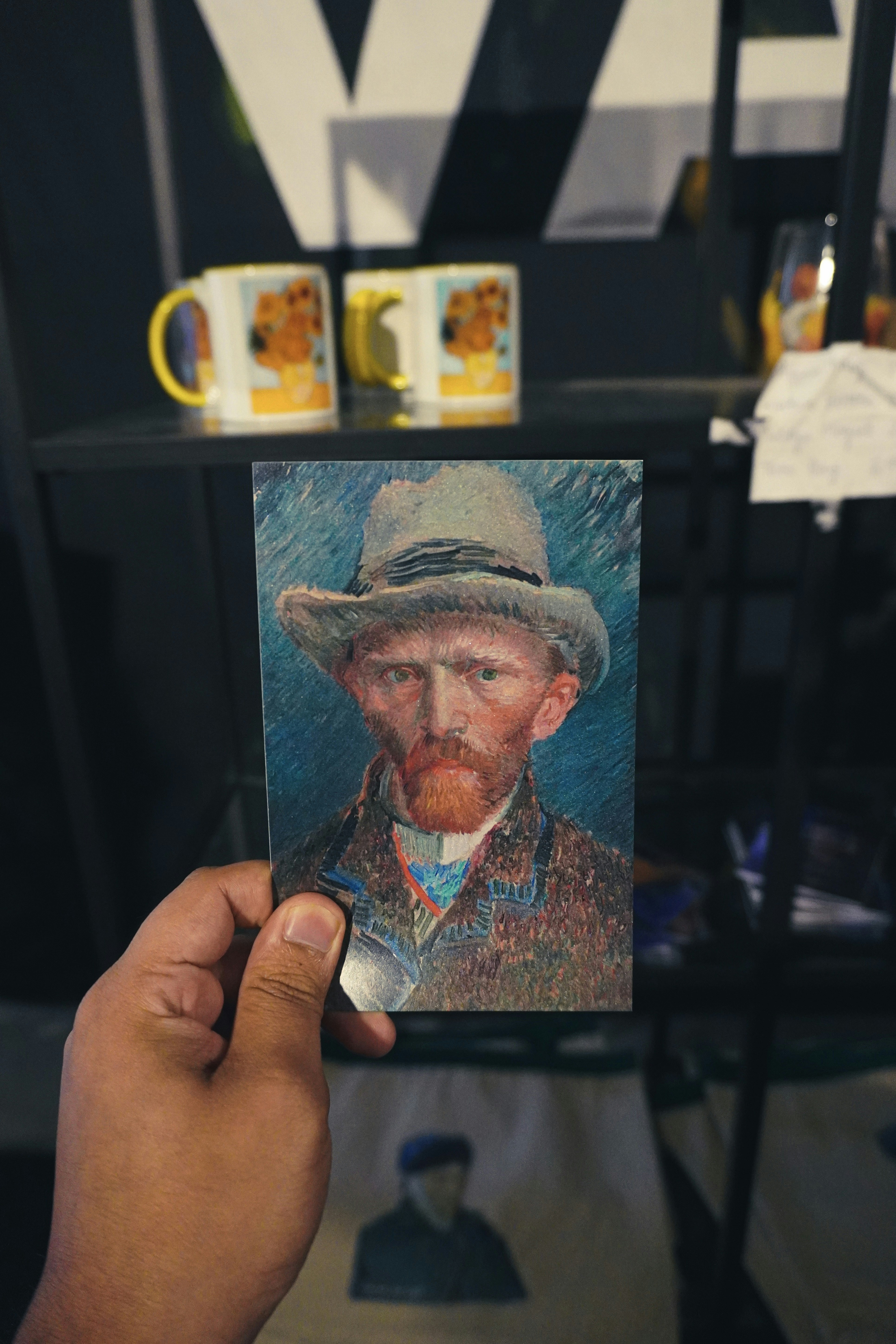 une personne tenant une photo d’un homme avec une barbe