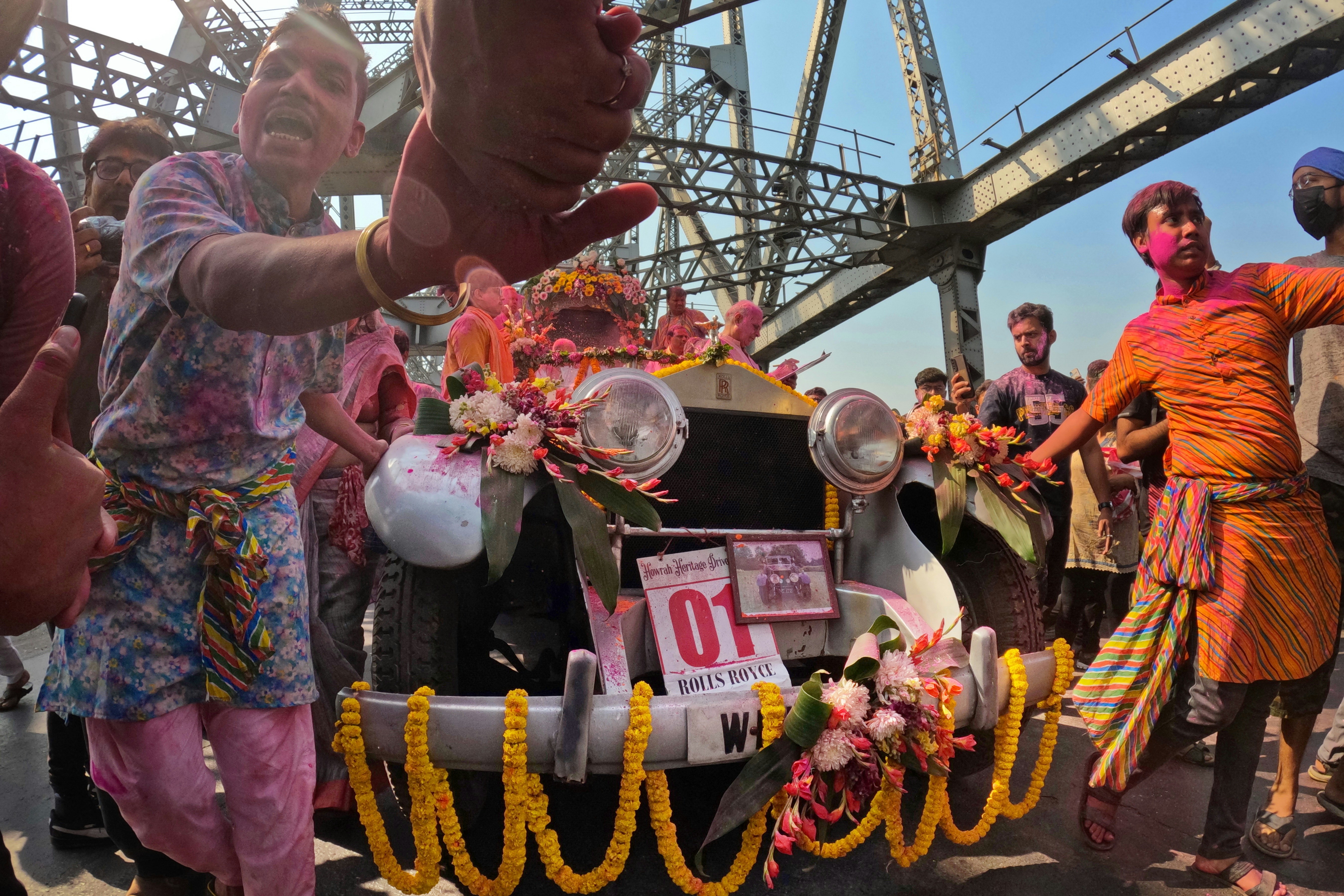 केबल कारों में फंसे हुए पर्यटकों को दिखाते हुए एक विहंगम दृश्य, जिसमें नीचे बर्फीली घाटी और दूर बर्फ से ढके पहाड़ दिख रहे हैं।