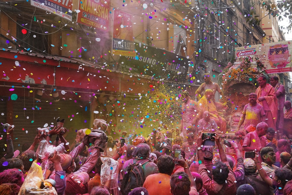 Um grande grupo de pessoas celebrando Holi