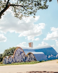 A serene view of the Yeshivá Rio building exterior at sunset, highlighting its elegant blue and white design.
