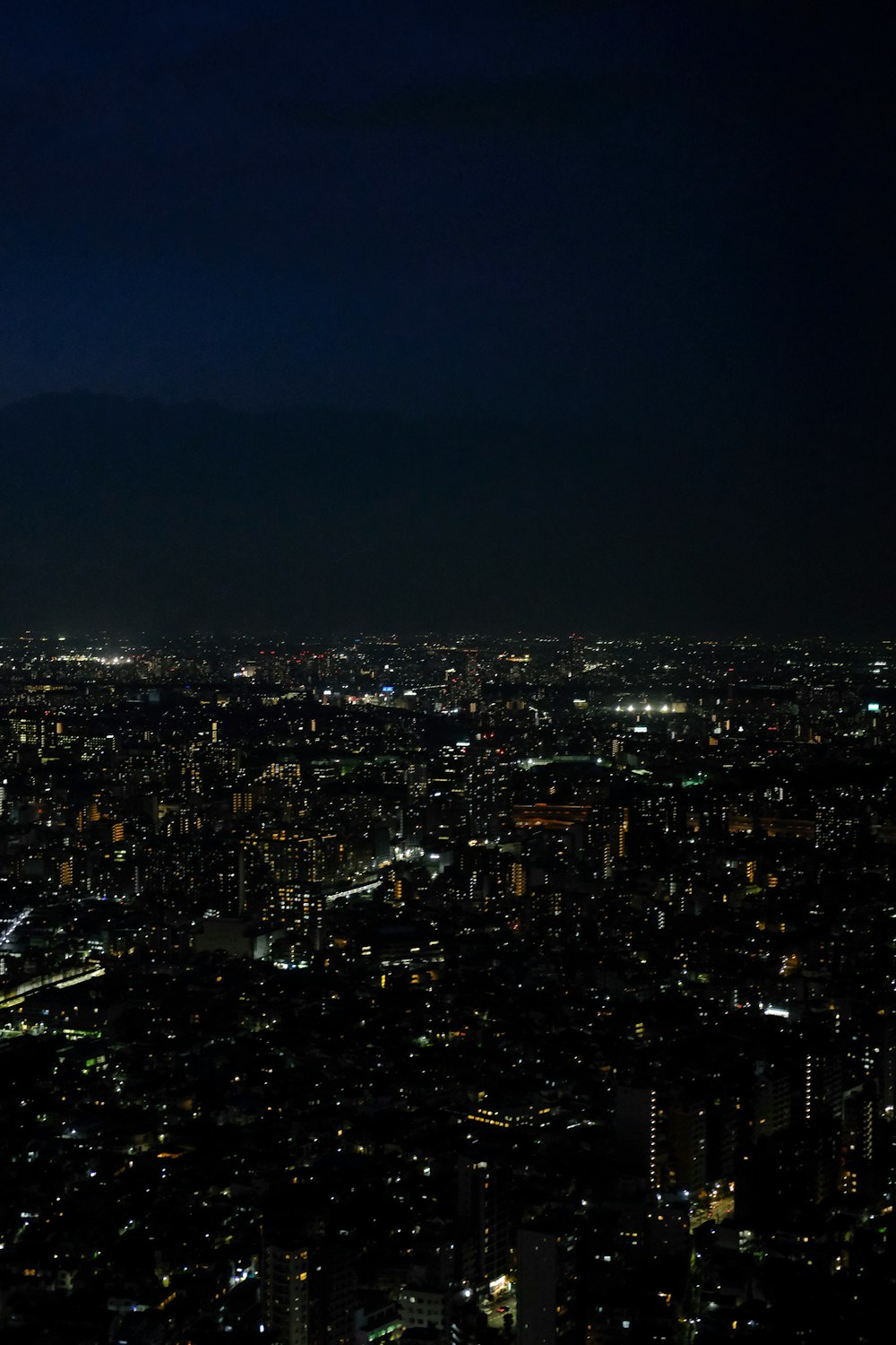 Una vista de una ciudad por la noche desde lo alto de un edificio