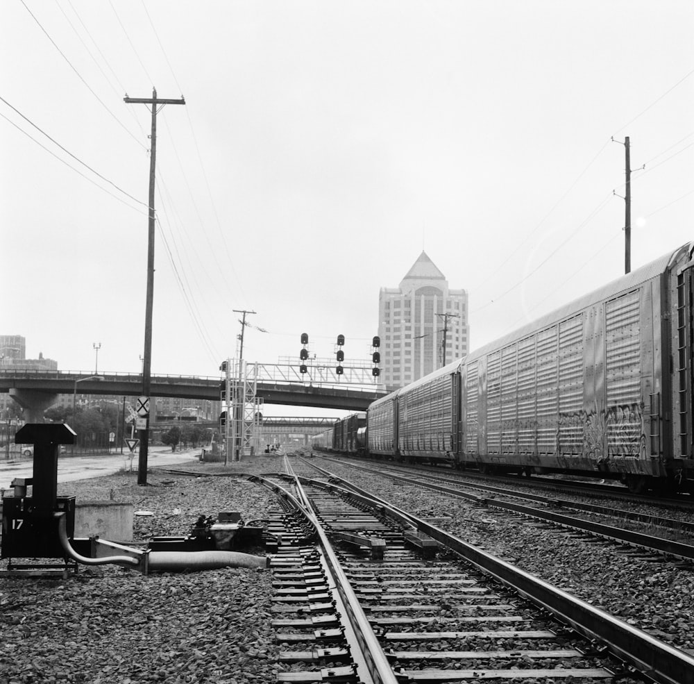 線路上の列車の白黒写真
