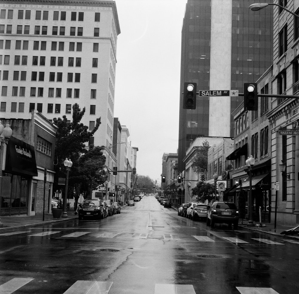 a black and white photo of a city street