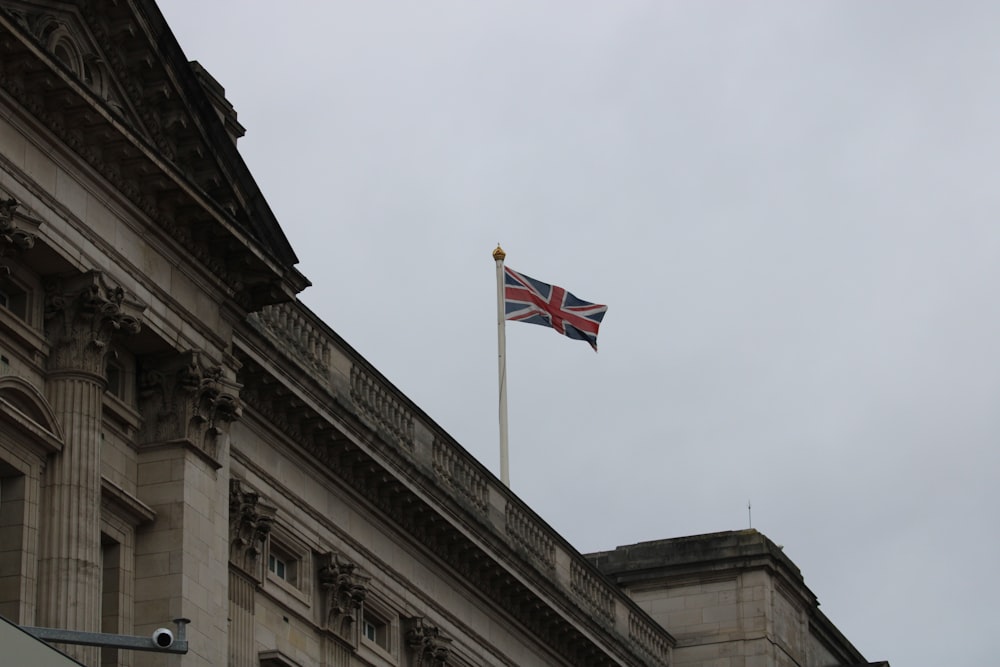 Una bandera británica ondeando en la parte superior de un edificio