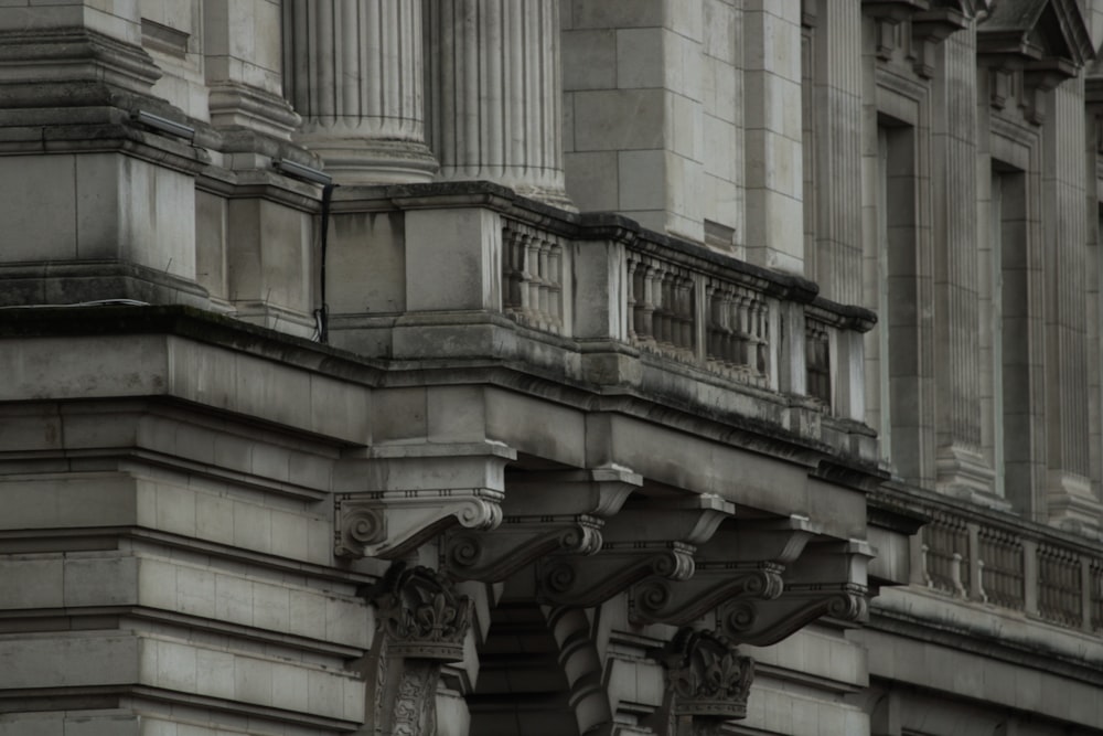 Un edificio antiguo con un reloj en la parte delantera