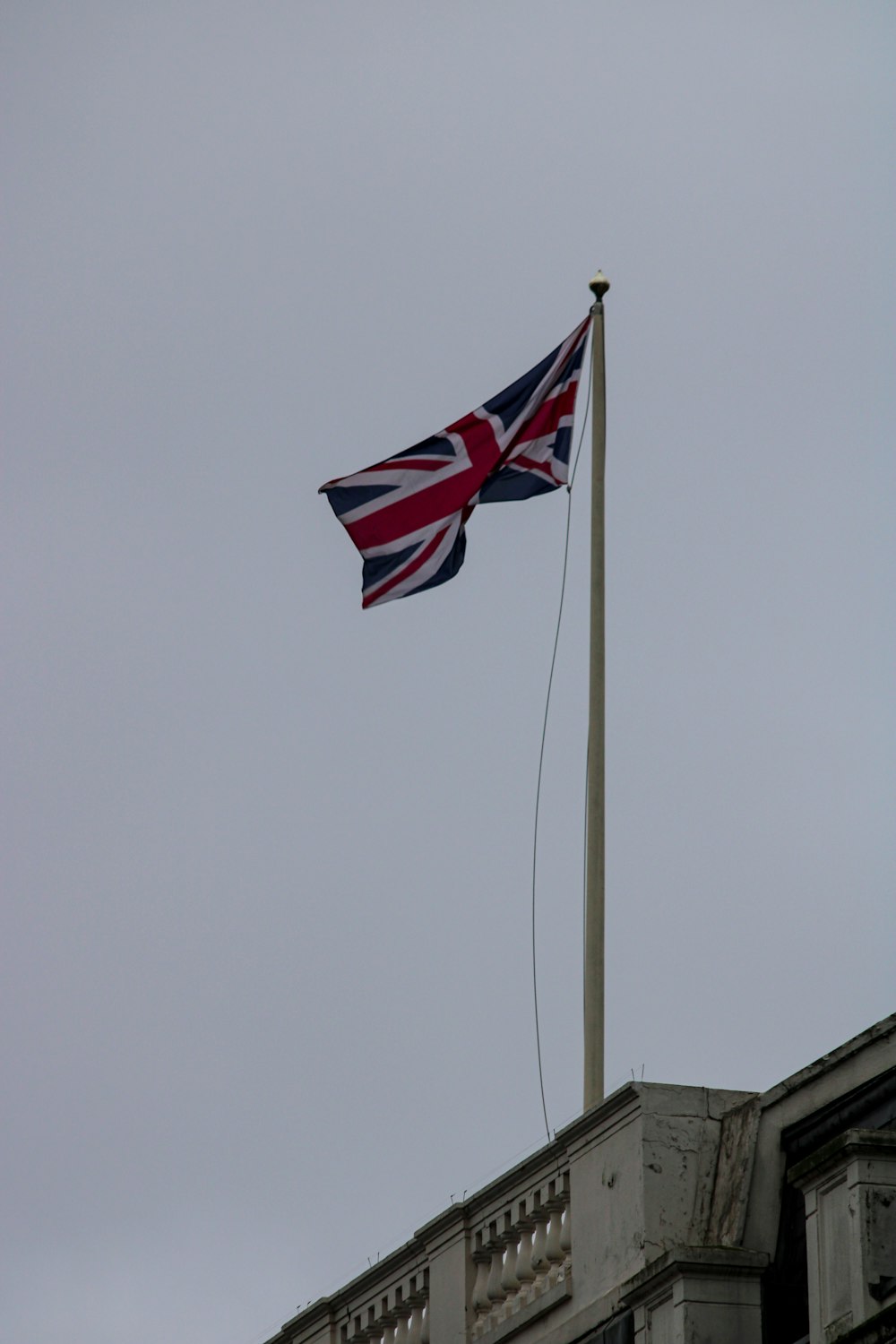 Una bandera británica ondeando en la parte superior de un edificio
