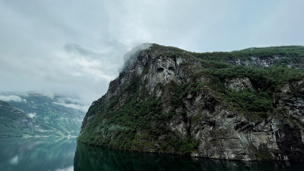 Un grande specchio d'acqua circondato da montagne