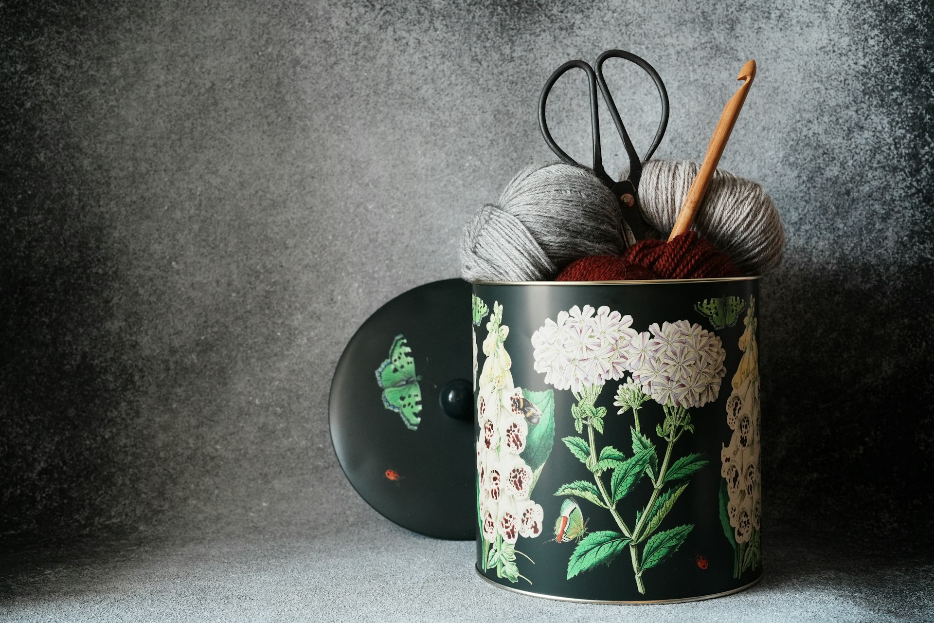 Ateliê Rosendo — cestinha de crochê com fios coloridos