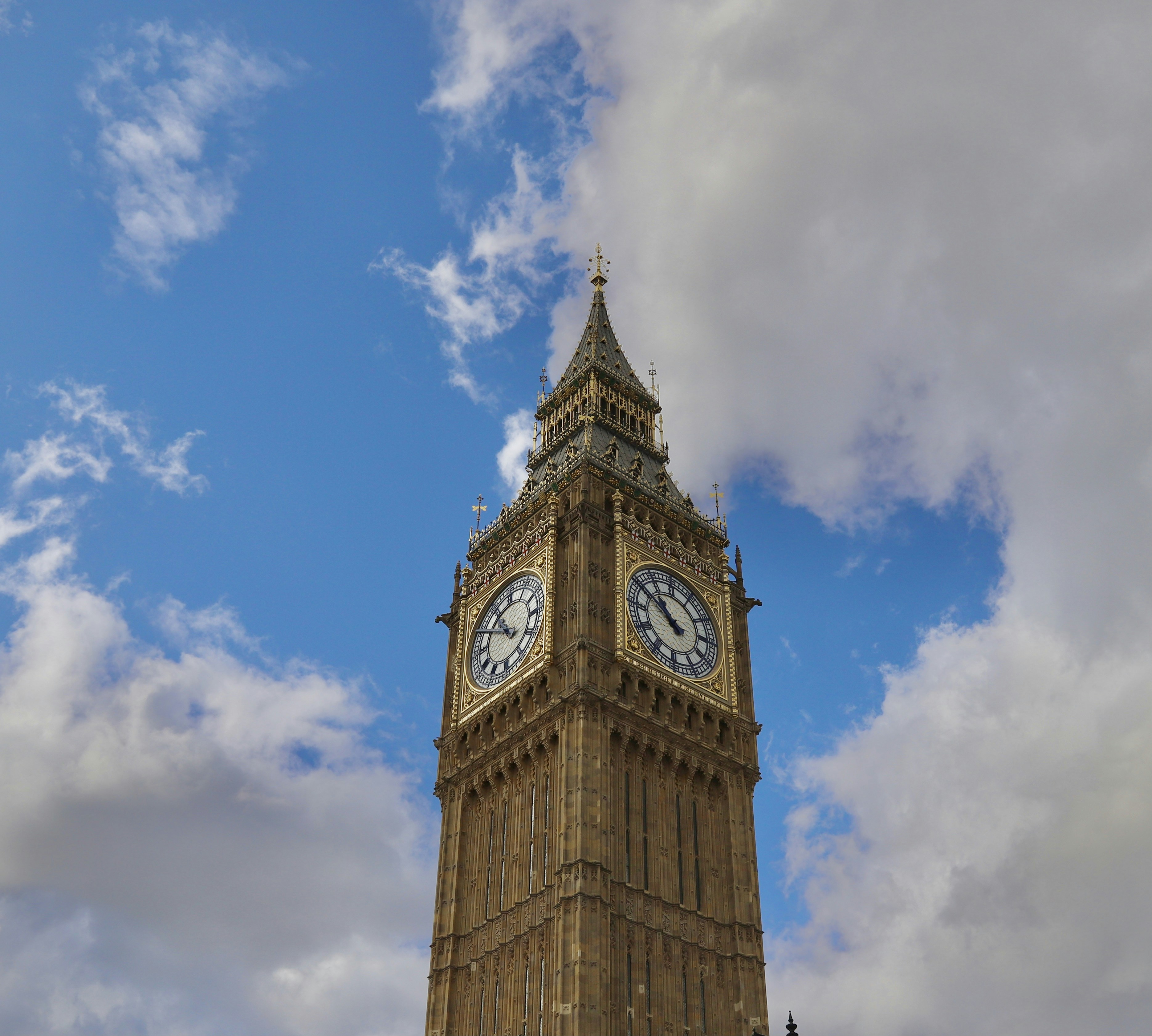 Una alta torre del reloj con un fondo de cielo foto – Imagen de Torre  gratuita en Unsplash, image size:3000x2698