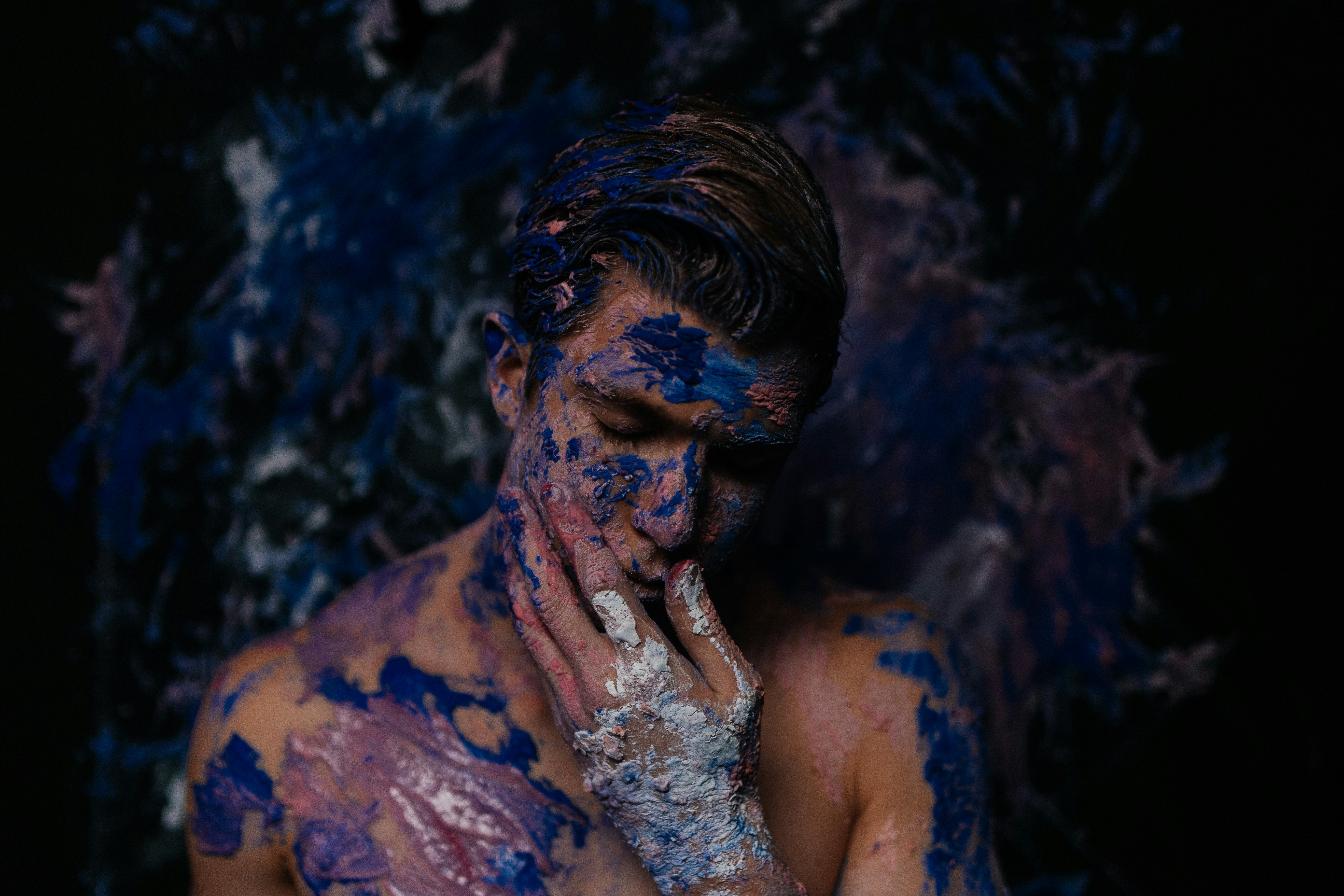 青と白のペンキで覆われた男