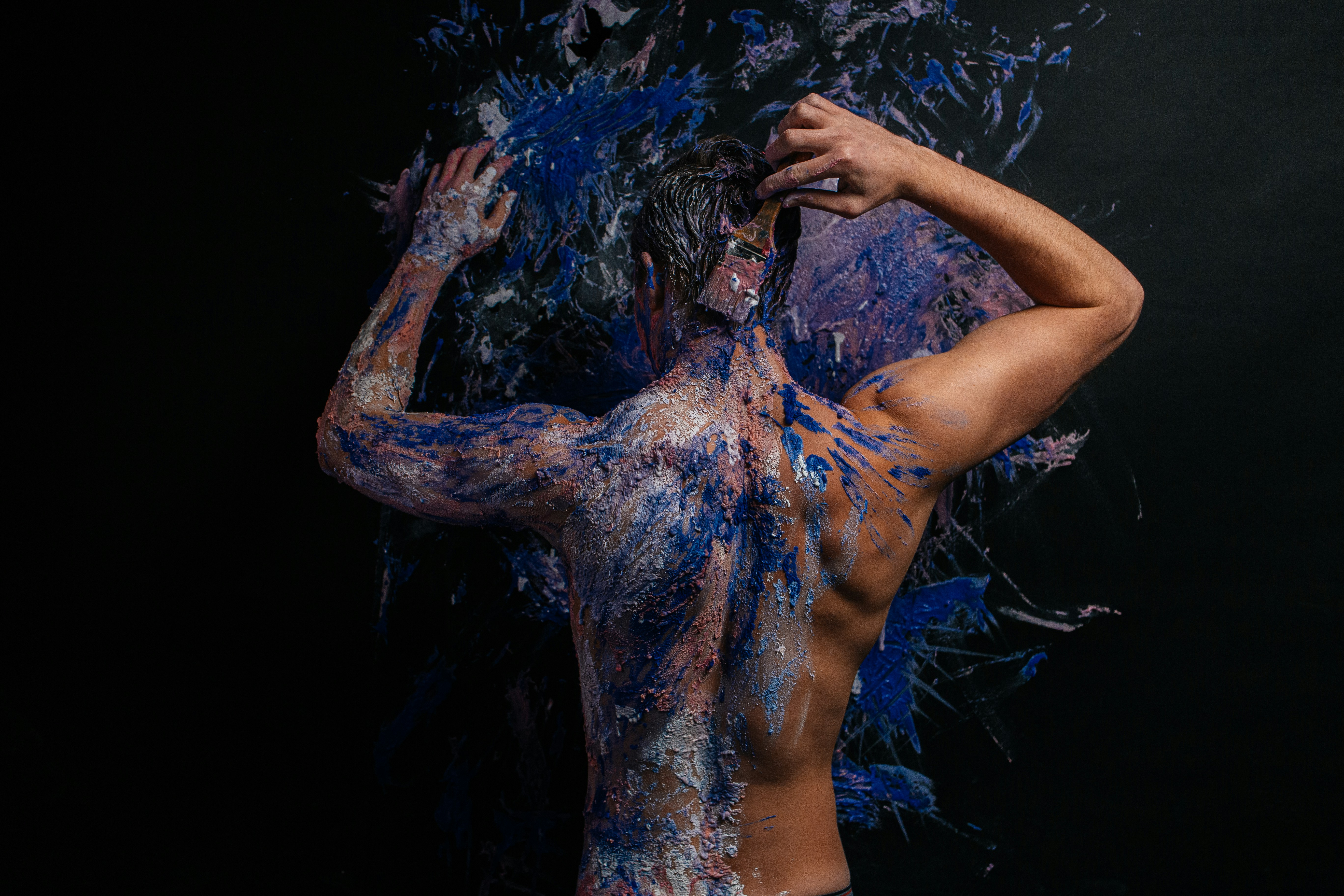 青と白のペンキで覆われた男