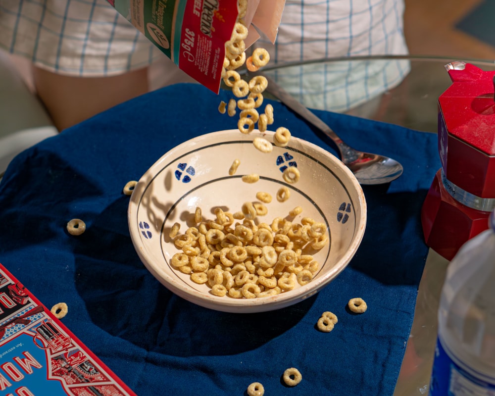 uma tigela de cereais sendo despejada em uma tigela