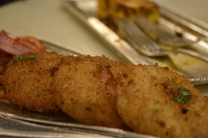 Piliç tenders stacked on a tray, showcasing their crispy coating.