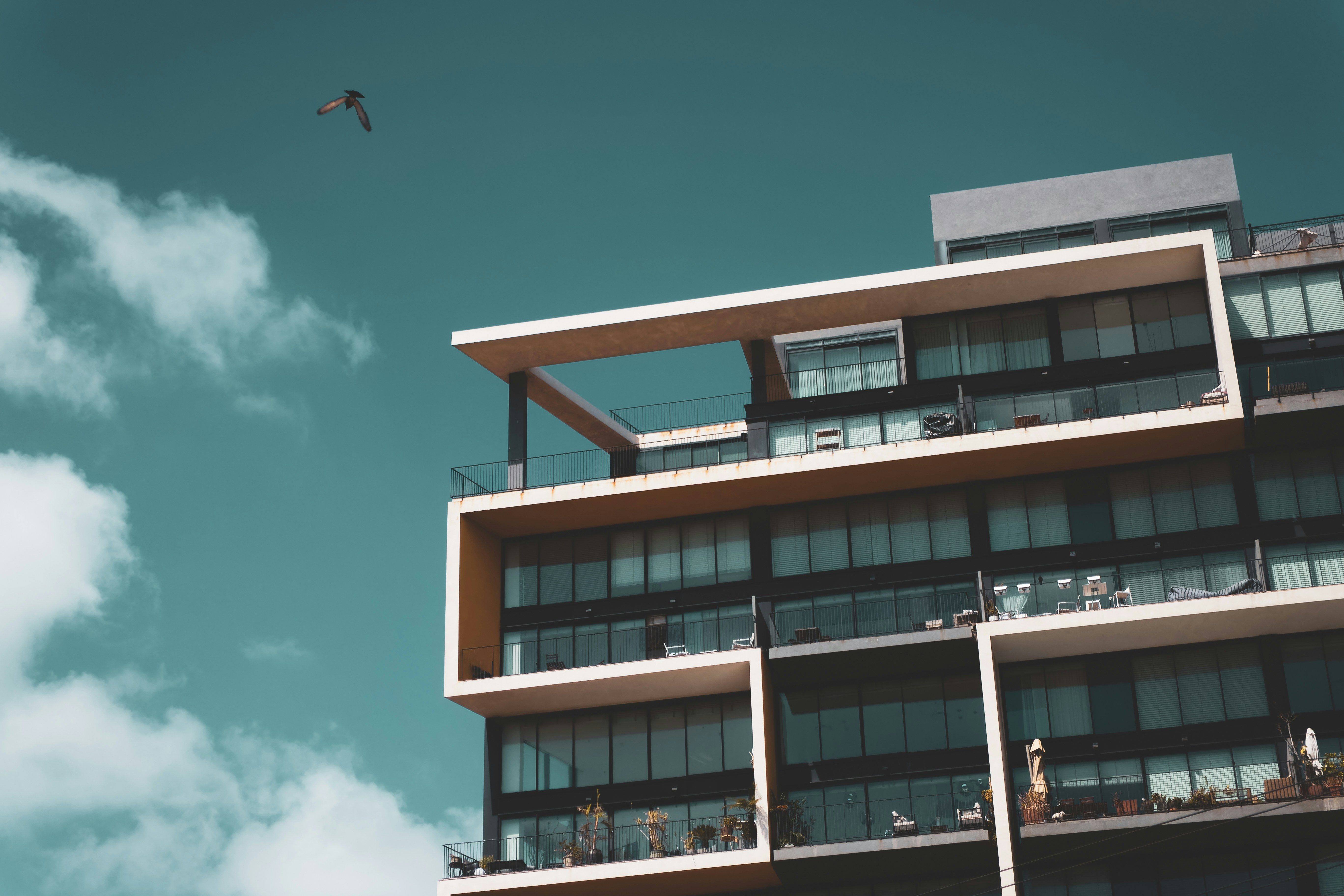 Façade d immeuble résidentiel moderne montrant l architecture urbaine et les balcons typiques de Tel Aviv