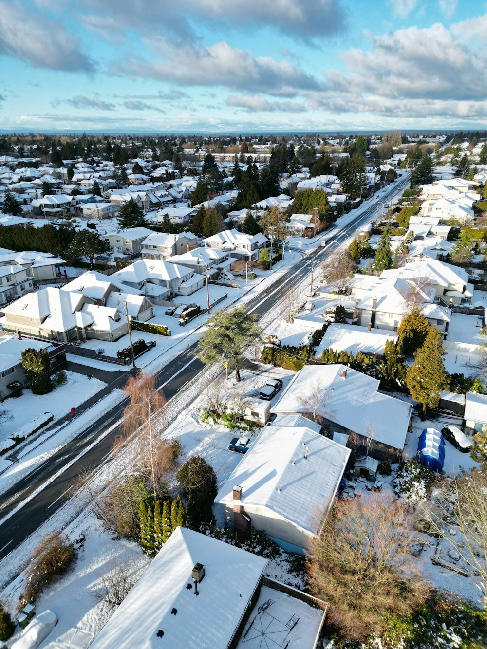 Una vista aérea de un vecindario cubierto de nieve
