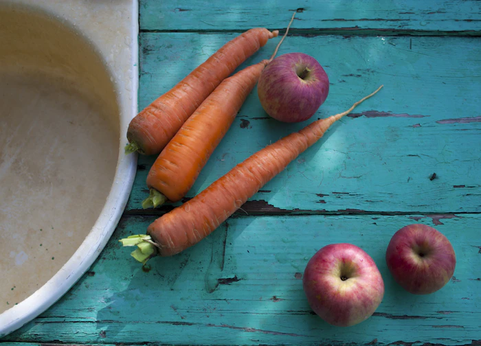 Fresh carrots and apples, foods that are good for teeth
