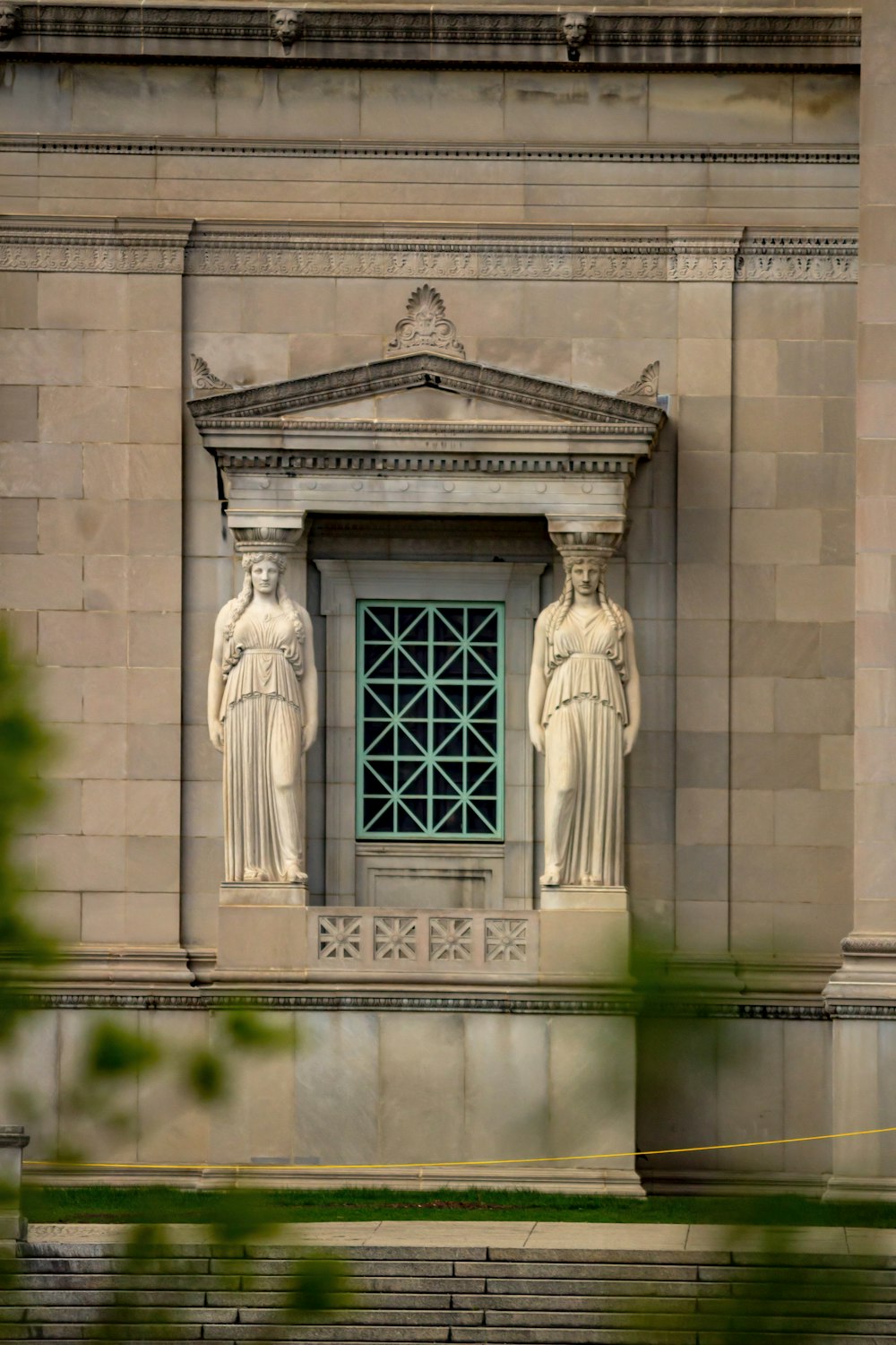 un edificio con estatuas en la parte delantera