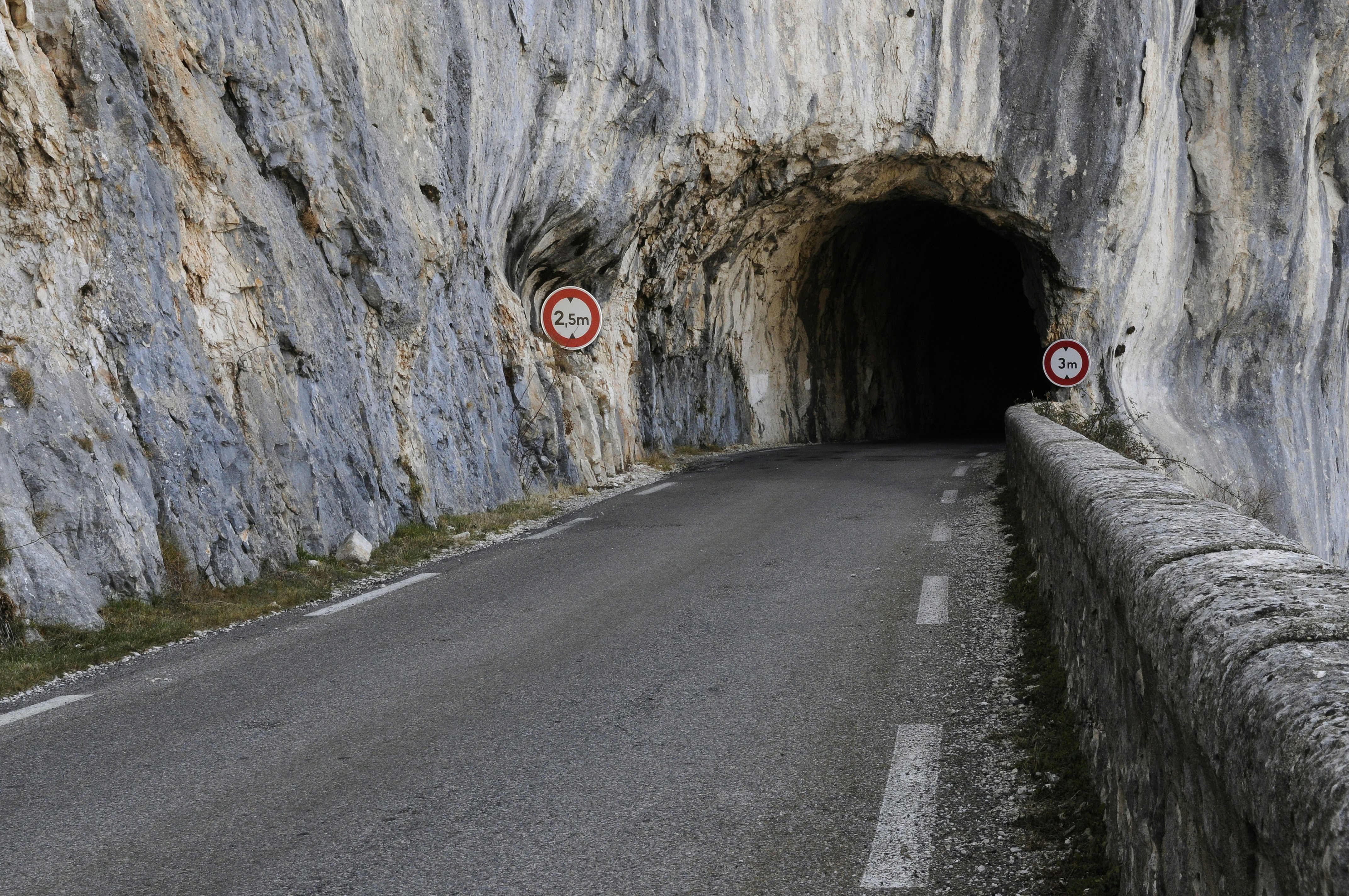 Une route qui entre dans un tunnel sans voitures