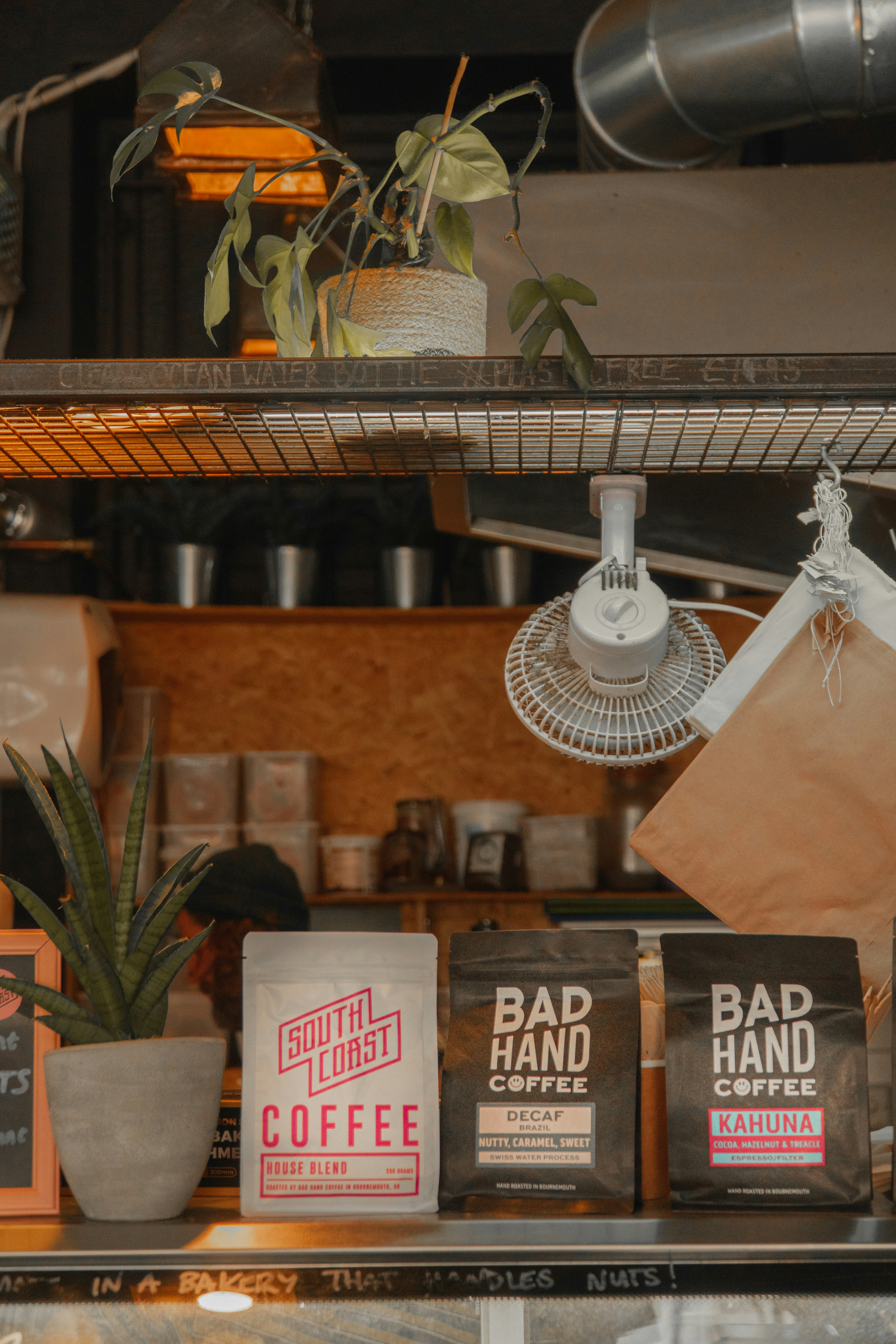 una caffetteria con un sacco di sacchetti di caffè
