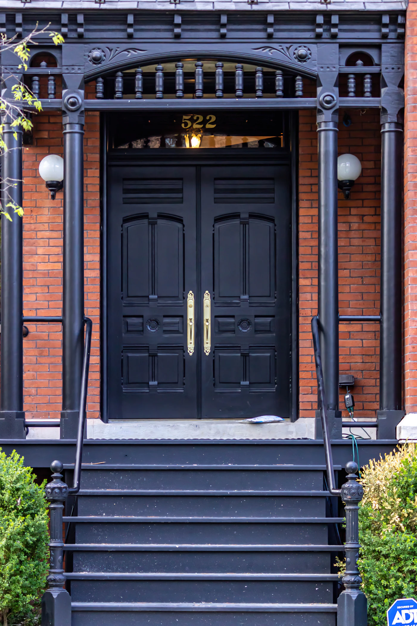 Porte d'entrée noire sur une maison