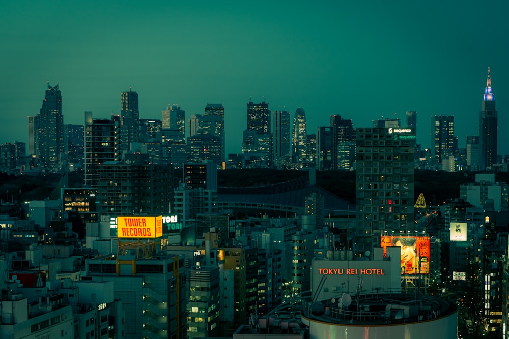 건물 꼭대기에서 바라본 밤의 도시 모습