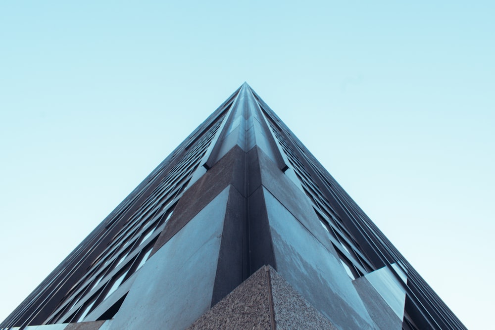 um edifício muito alto com um céu ao fundo