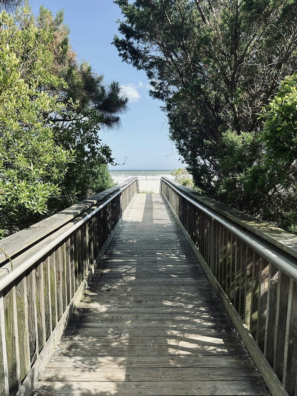uma passarela de madeira que leva à praia