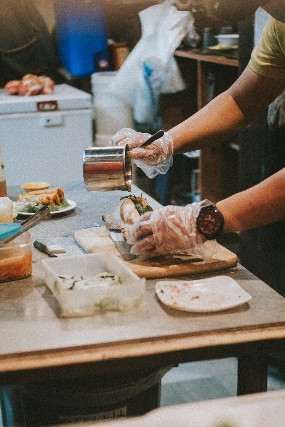 Una persona en una cocina preparando comida en una tabla de cortar