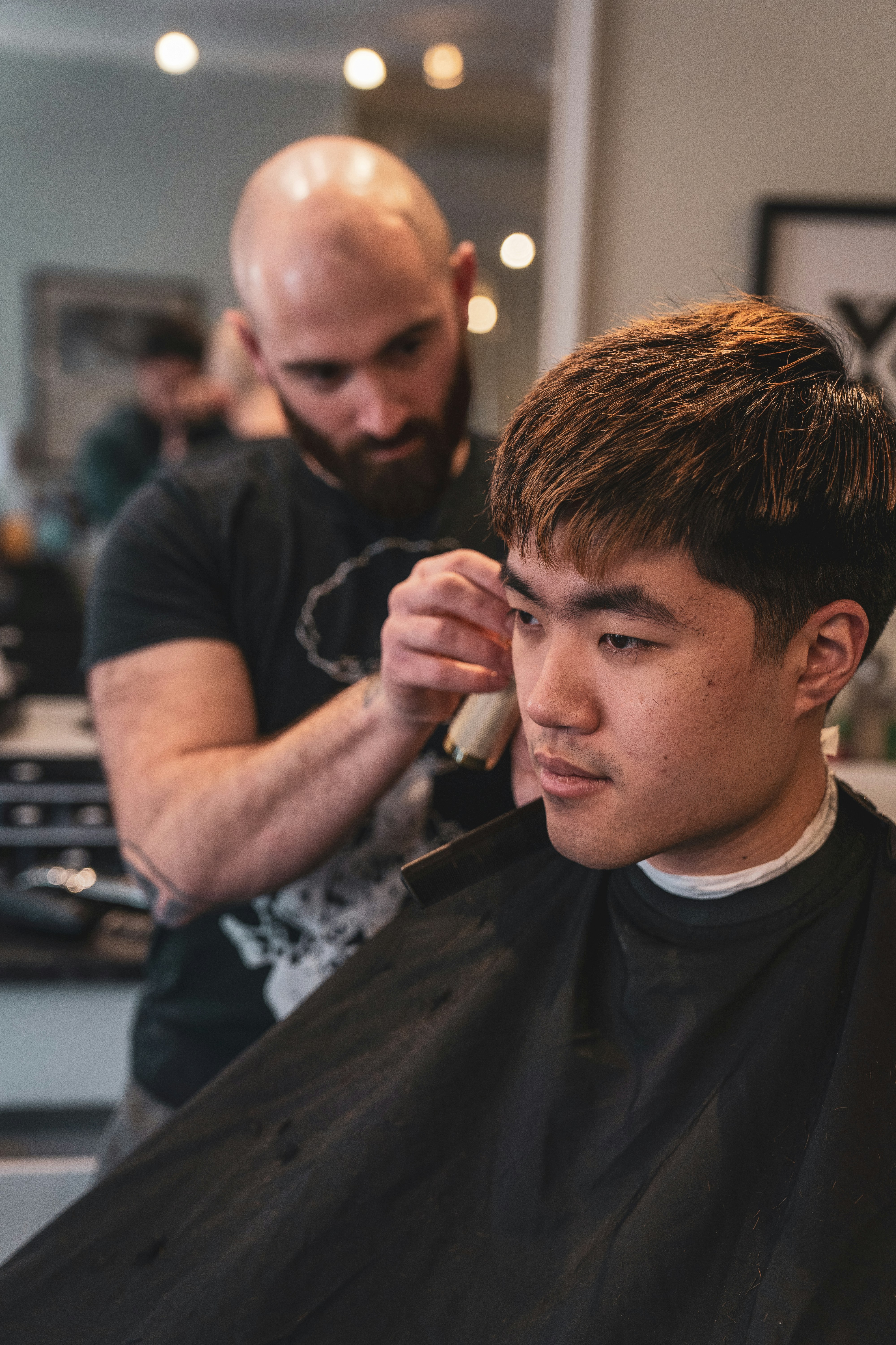 Un uomo che si taglia i capelli in un negozio di barbiere
