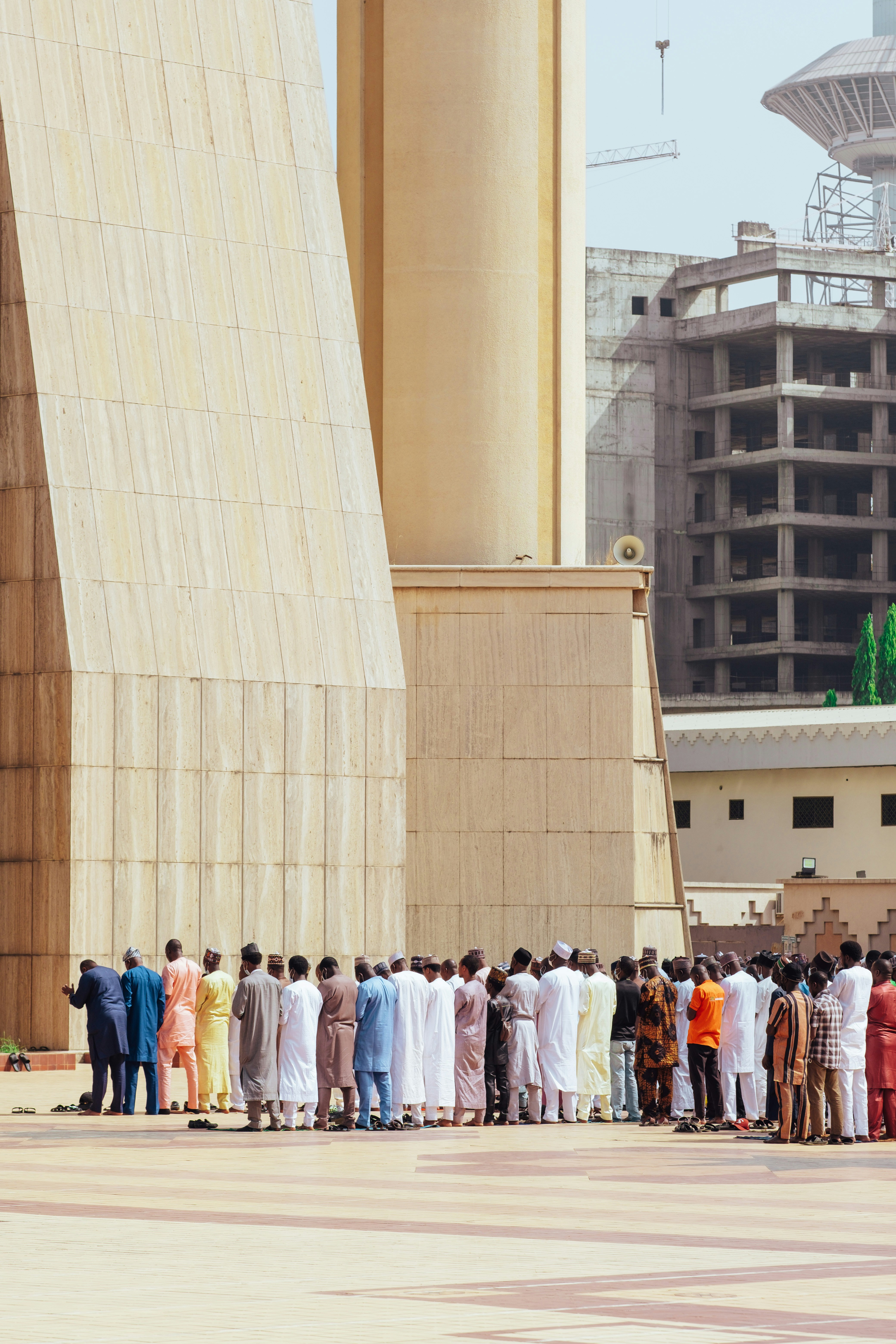 Un groupe de personnes faisant la queue devant un bâtiment photo ...