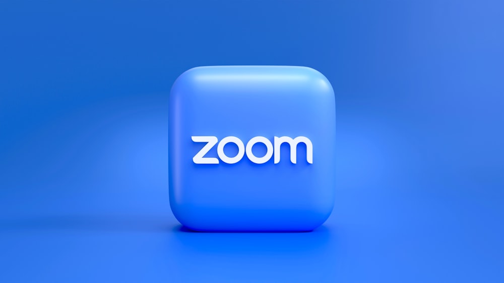 un bouton carré bleu avec le mot zoom dessus