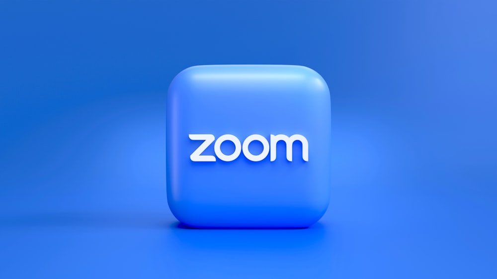 a blue square button with the word zoom on it