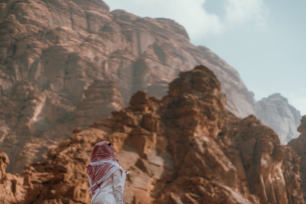 une personne debout devant une montagne