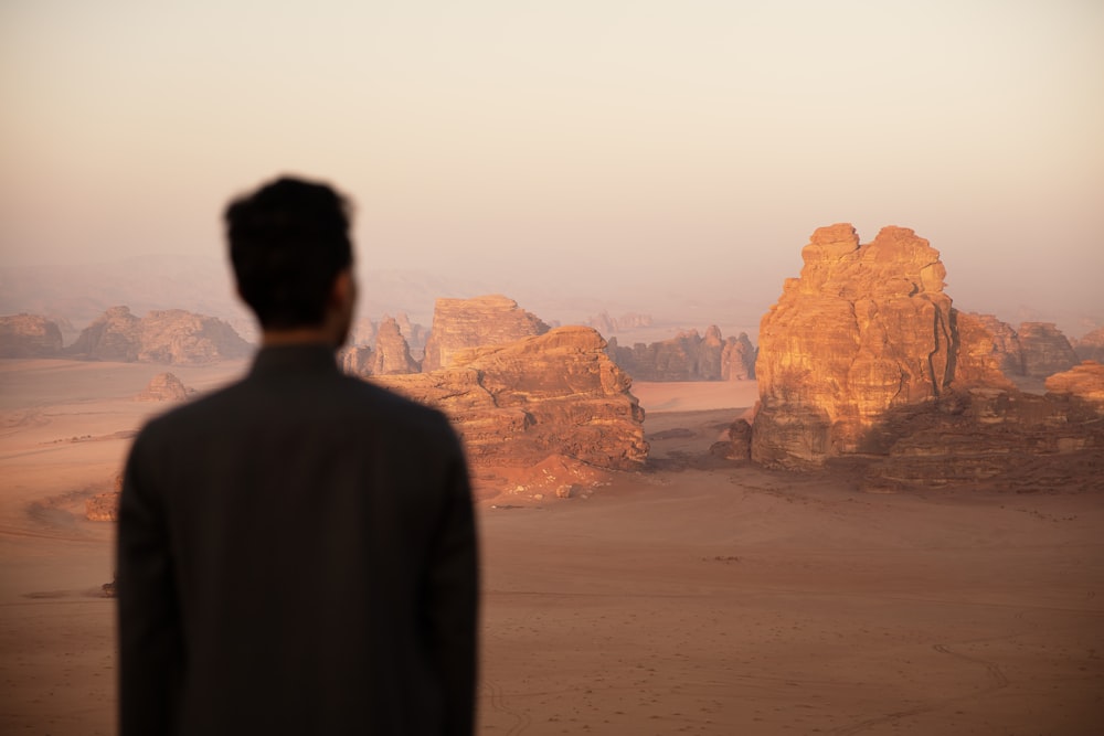 사막 풍경 앞에 서 있는 남자