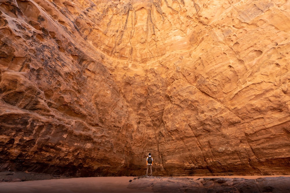un homme debout au milieu d’un canyon